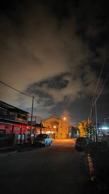 İkametgah, çift katlı teras evler caddesinde gece manzarası..