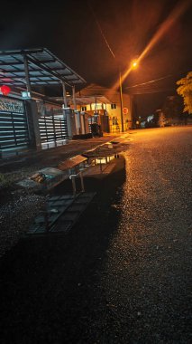 İkametgah, çift katlı teras evler caddesinde gece manzarası..