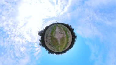 360 derece ultra geniş açı görüntüsü erkek modelin vahşi tarlalarda gezindiğini gösteriyor..