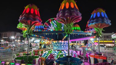 Perak, Malezya. 31 Aralık 2024: Aeon Mall civarındaki açık alanda atlıkarınca eğlencesi eğlence gecesi eğlencesi çeşitliliği, Sri Manjung.