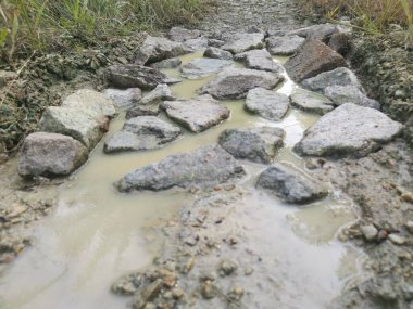 Su birikintisi büyük taşlarla doluyor..