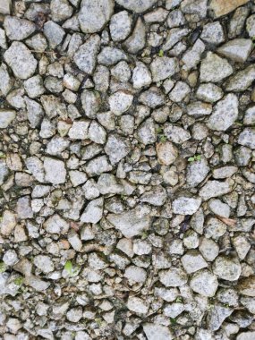 Kırsal yolların yüzey dokusu birleşik taşlardan oluşmuş ya da atılmış kayalardan oluşmuş..