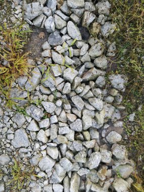 Kırsal yolların yüzey dokusu birleşik taşlardan oluşmuş ya da atılmış kayalardan oluşmuş..