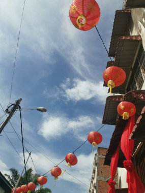 Perak, Malezya. 27 Ocak 2024: Kg Koh eski market sokağındaki Sitiawan kültürel şeridi boyunca yürüyen renkli dekorasyon sahnesi.