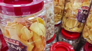 Perak, Malezya. 27 Ocak 2024: Aeon Alışveriş Merkezi, Sri Manjung 'daki raflarda satışta ve sergilenmekte olan plastik kutuda bulunan Çin Yeni Yıl bisküvileri ve kurabiyelerinin çeşitliliği.