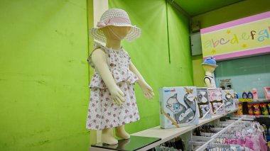 Perak, Malezya. Şubat 02.2025: Bebek mankeni Si Manja Store, Sitiawan 'daki raflarda bebek kıyafetleri sergileniyor.  
