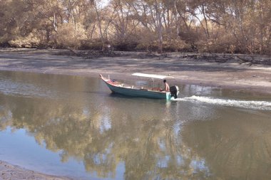 Nehir kıyısında yüzen balıkçı teknesinin kızılötesi görüntüsü..