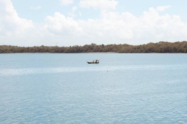 Nehir kıyısında yüzen balıkçı teknesinin kızılötesi görüntüsü..