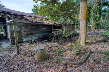 Boş bir ev çiftlikte tek başına duruyor.