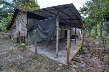 Boş bir ev çiftlikte tek başına duruyor.