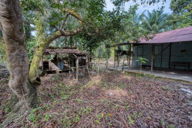 Boş bir ev çiftlikte tek başına duruyor.