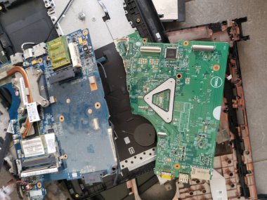 Perak, Malezya. 13 Şubat 2025: Sitiawan Elektronik Atölyesi 'nde yere atılan bozuk dizüstü bilgisayar anakart parçaları yığını.