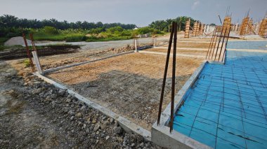 ilk konut inşaatı için metal ve beton yapı.