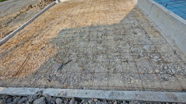 ilk konut inşaatı için metal ve beton yapı.