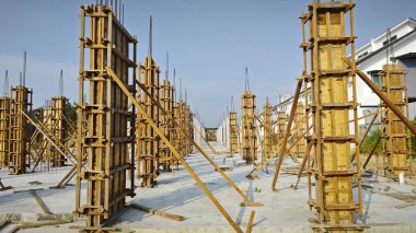 ilk konut inşaatı için metal ve beton yapı.