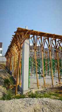 ilk konut inşaatı için metal ve beton yapı.