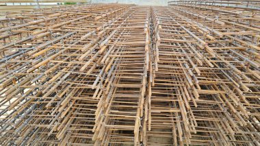 ilk konut inşaatı için metal ve beton yapı.