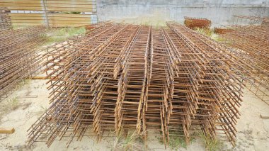 ilk konut inşaatı için metal ve beton yapı.