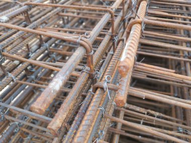 ilk konut inşaatı için metal ve beton yapı.