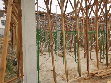 ilk konut inşaatı için metal ve beton yapı.