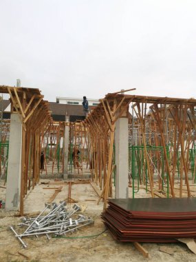 ilk konut inşaatı için metal ve beton yapı.