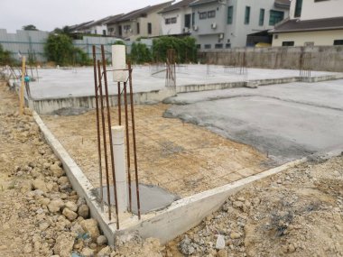ilk konut inşaatı için metal ve beton yapı.