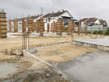 ilk konut inşaatı için metal ve beton yapı.