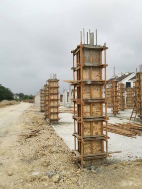 ilk konut inşaatı için metal ve beton yapı.