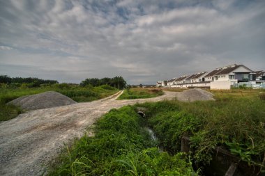 Konut evlerine giden kırsal yol manzarası.