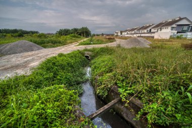 Konut evlerine giden kırsal yol manzarası.