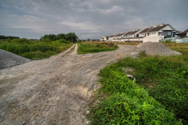 Konut evlerine giden kırsal yol manzarası.