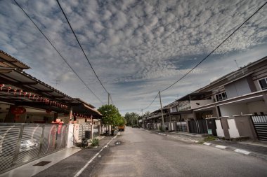 Açık hava mimari beton evler sahnesi. Arka planda açık mavi gökyüzü var.. 