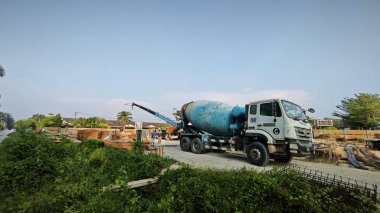 Perak, Malezya. 18 Şubat 2025: Permai 'nin yeni konut şantiyesi çevresindeki transit mikser kamyonundan karışık beton taşıyan vinç servis pompa kamyonu sahnesi. Kg Koh..