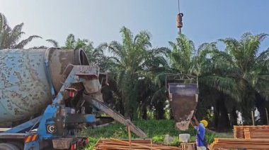 Perak, Malezya. 20 Ocak 2025: Permai inşaat alanında vinç servis pompası kamyonundan karışık beton taşıma sahnesi. Kg Koh. 