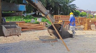 Perak, Malezya. 20 Ocak 2025: Permai inşaat alanında vinç servis pompası kamyonundan karışık beton taşıma sahnesi. Kg Koh. 