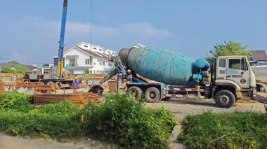 Perak, Malezya. 20 Ocak 2025: Permai inşaat alanında vinç servis pompası kamyonundan karışık beton taşıma sahnesi. Kg Koh. 