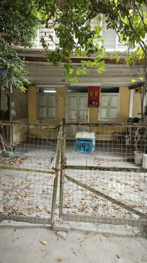 Perak, Malezya. 20 Şubat 2025: Kg Koh Pejabat Pos 'un arkasındaki toprak yol boyunca birkaç eski izole ahtan ev manzarası. 