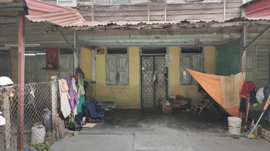 Perak, Malezya. 20 Şubat 2025: Kg Koh Pejabat Pos 'un arkasındaki toprak yol boyunca birkaç eski izole ahtan ev manzarası. 