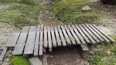 Çiftlik drenajı geçidinde basit bir ahşap köprü yolu..