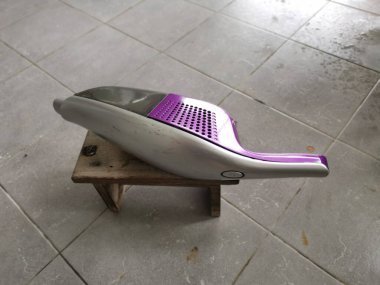 Taşınabilir el süpürgesi ve toprak koleksiyonu..