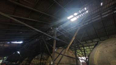 Eskimo kulübesinde ya da fırın kulübesinde kapalı karanlık ve kirli bir sahne..