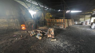Eskimo kulübesinde ya da fırın kulübesinde kapalı karanlık ve kirli bir sahne..
