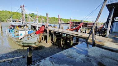 Perak, Malezya. 25 Şubat 2025: Balıkçı köyü halkının Pantai Remis balıkçı rıhtımındaki balıkçı limanı çevresindeki etkinlikleri.
