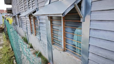 Dışarıdaki ahşap tahta eve bakıyorum. İçi sarkık elbiseli eski Naco pencere camına bakıyorum..