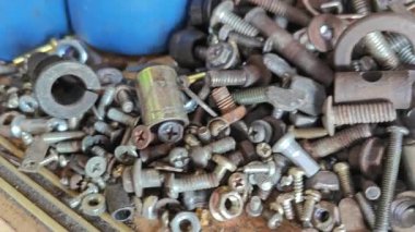 Bir yığın istenmeyen vida, çivi ve cıvata aranıyor..