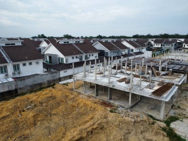 İlk konut inşaatı için beton yapının çevresindeki manzara. 