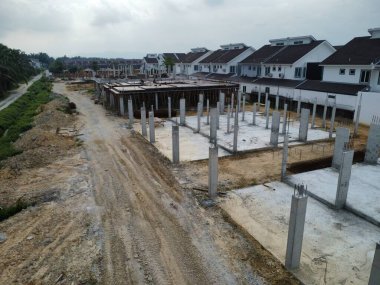 İlk konut inşaatı için beton yapının çevresindeki manzara. 