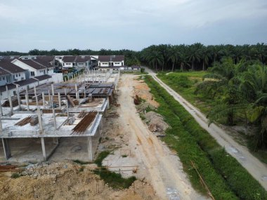 İlk konut inşaatı için beton yapının çevresindeki manzara. 