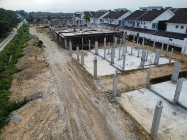 İlk konut inşaatı için beton yapının çevresindeki manzara. 