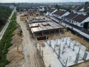 İlk konut inşaatı için beton yapının çevresindeki manzara. 